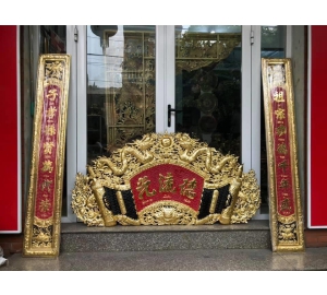 Cuốn thư câu đối Đức Lưu Quang bằng đồng vàng nền đỏ