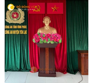Tượng bác Hồ bằng đồng bài trí tại Đại Hội