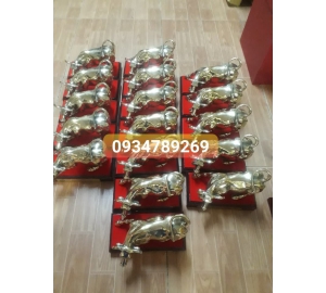 Tượng trâu đồng làm quà tặng phong thủy, giá bán tượng trâu đồng