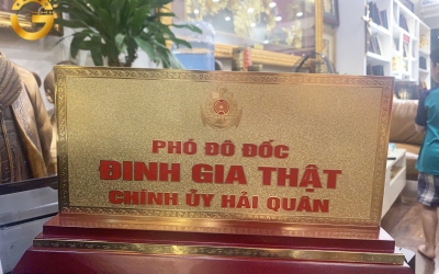 CHẾ TÁC BIỂN CHỨC DANH BẰNG ĐỒNG MẠ VÀNG 24K 