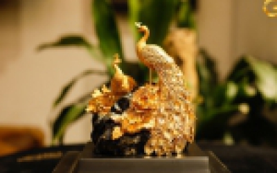 Biểu trưng tượng chim công dát vàng 24k làm quà cưới ý nghĩa