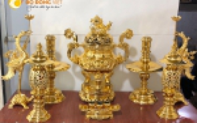 Có nên chọn đồ thờ bằng đồng mạ, dát vàng trên bàn thờ gia tiên?