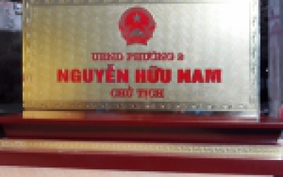 Làm biển chức danh để bàn bằng đồng mạ vàng theo yêu cầu