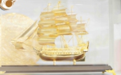 Mô hình thuyền buồm dát vàng 24k