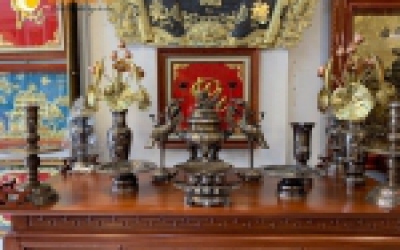 Nên cắm mấy bông hoa trên bàn thờ gia tiên?