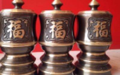 Nên chọn đài thờ đồng hay đài thờ sứ