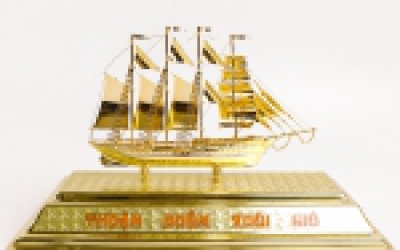 Quà tặng thuyền buồm bằng đồng dát vàng 24k hút hồn giới Doanh Nhân