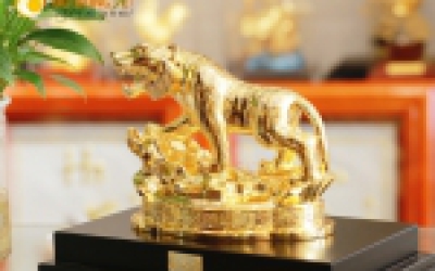 Quà tặng tượng hổ vàng hưng thịnh đẹp tinh xảo