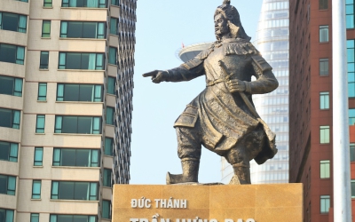 NGƯỜI VIỆT NAM NÊN THỜ TƯỢNG TRẦN HƯNG ĐẠO HAY QUAN CÔNG