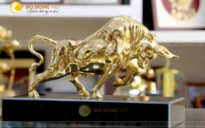 Cách bày trí tượng bò tài chính mạ vàng hợp phong thủy