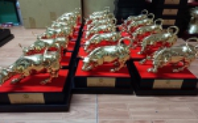 Tượng trâu vàng quà tặng năm mới 2021 ý nghĩa
