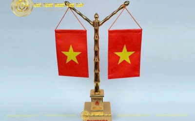 CỘT CỜ VIỆT NAM BẰNG ĐỒNG MẠ VÀNG 24K - KỶ NIỆM 50 NĂM THÀNH LẬP ĐẤT NƯỚC